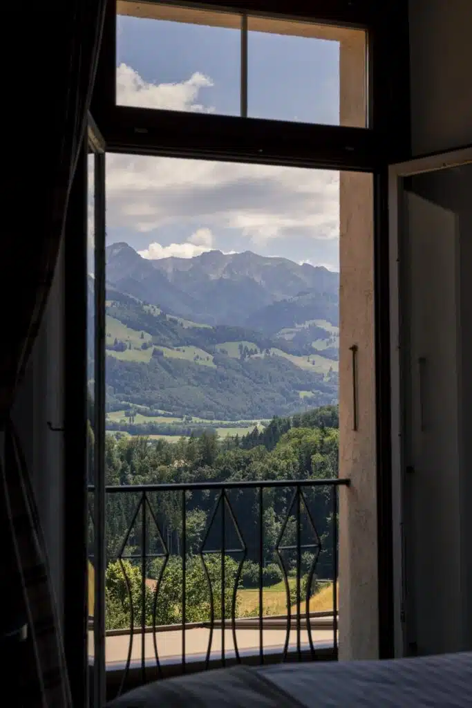 Vue montagnes depuis la chambre junior suite à l'hôtel Le Saint Georges à Gruyères