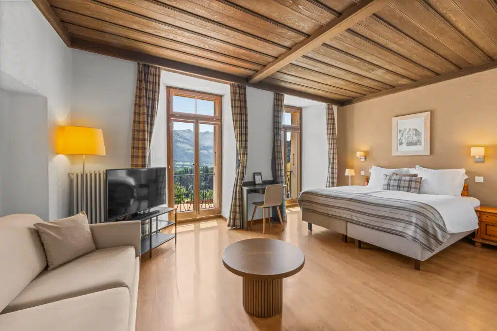 Chambre Junior Suite vue montagnes à l'hôtel Le Saint Georges à Gruyères