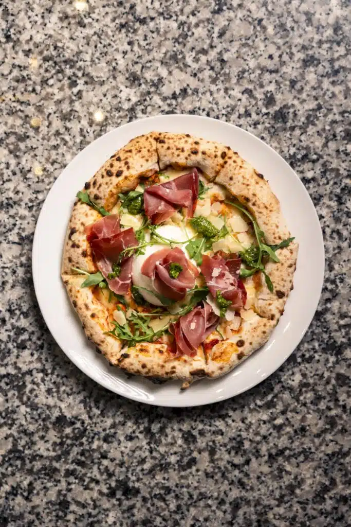 Une pizza dans le restaurant Le Saint Georges à Gruyères