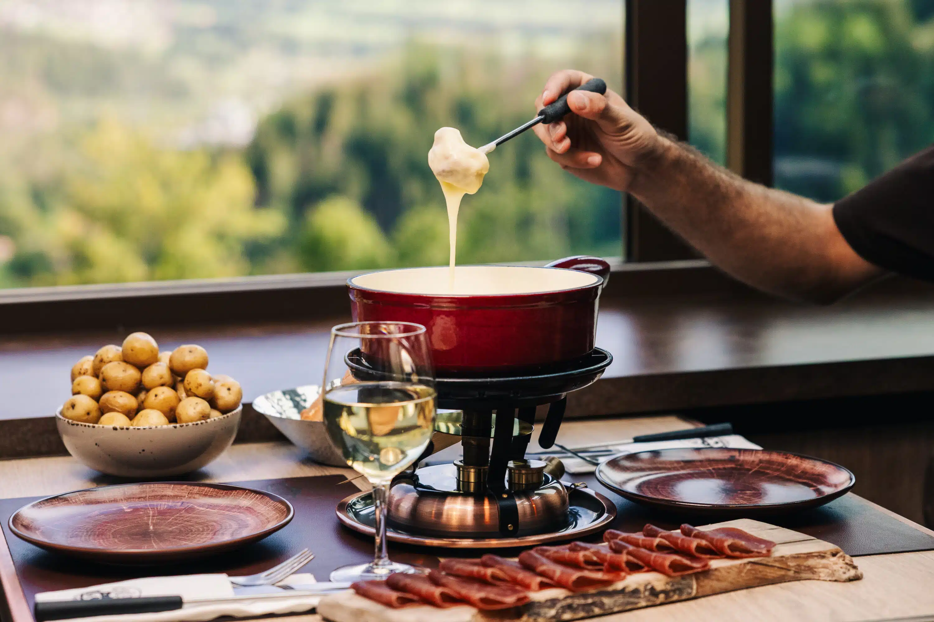 plats véranda 26 Fondue Moitié Moitié au Saint Georges restaurant à Gruyères