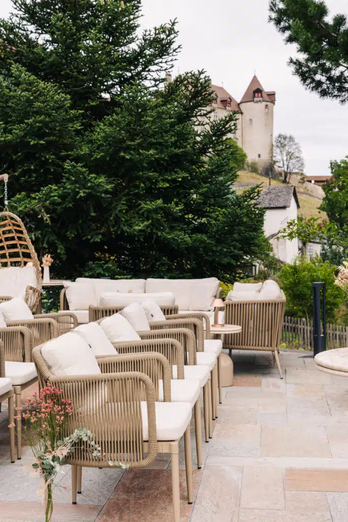 Terrasse pour cérémonie de mariages avec vue sur le Château à l'hôtel et restaurant Le Saint Georges à Gruyères