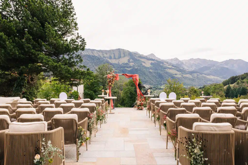 Terrasse pour cérémonie de mariages avec vue sur le Château à l'hôtel et restaurant Le Saint Georges à Gruyères