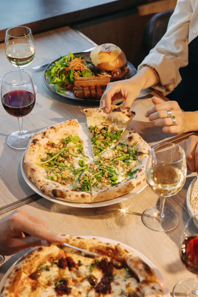 Repas avec plats à partager au restaurant Le Saint Georges à Gruyères