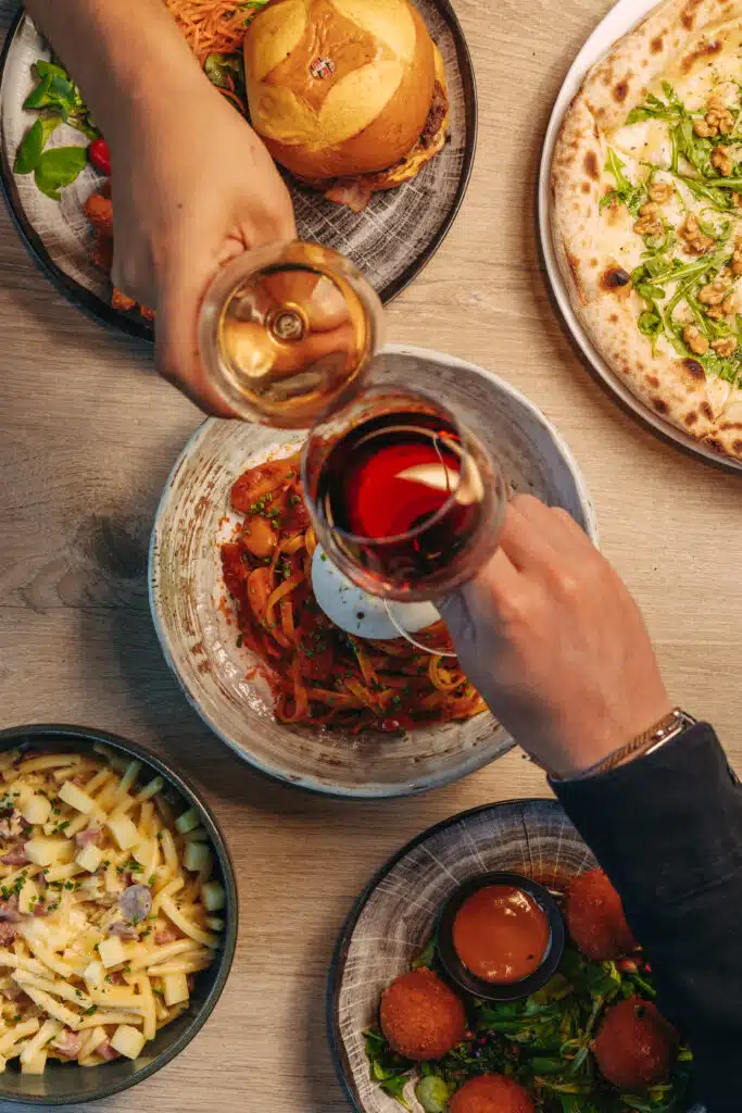 Repas avec plats à partager au restaurant Le Saint Georges à Gruyères