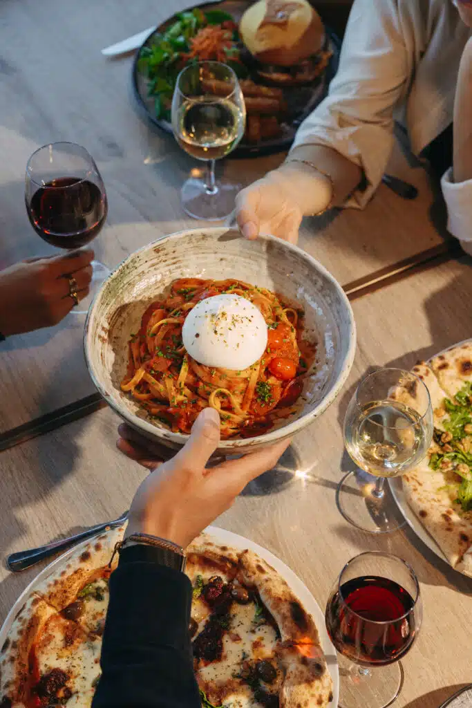 Repas avec plats à partager au restaurant Le Saint Georges à Gruyères