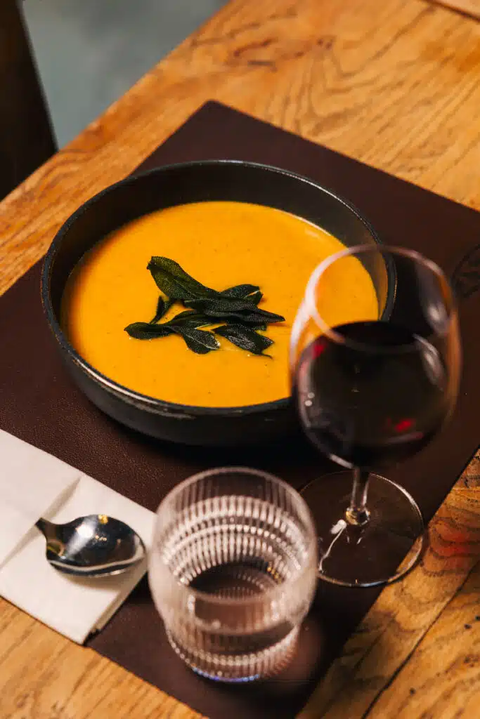 Soupe de potimarron du menu chasse au restaurant Le Saint Georges à Gruyères