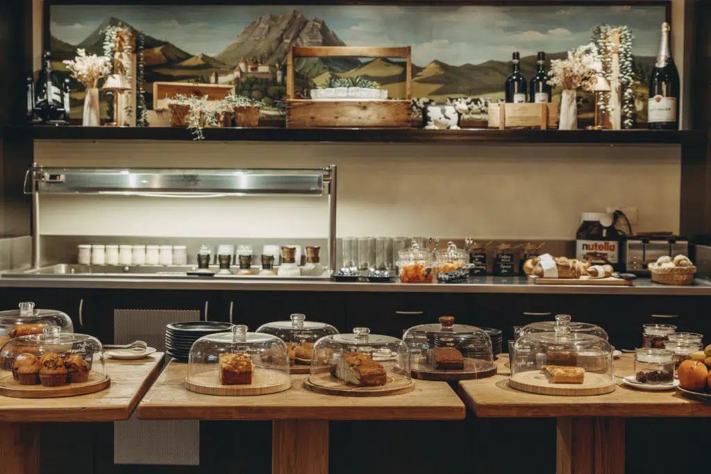 Buffet du petit-déjeuner à l'hôtel et restaurant Le Saint Georges à Gruyères